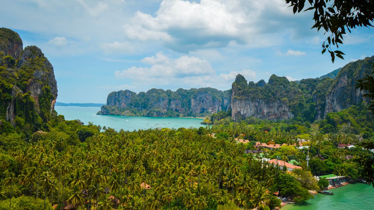 Krabi obklopené vápencovými skalami