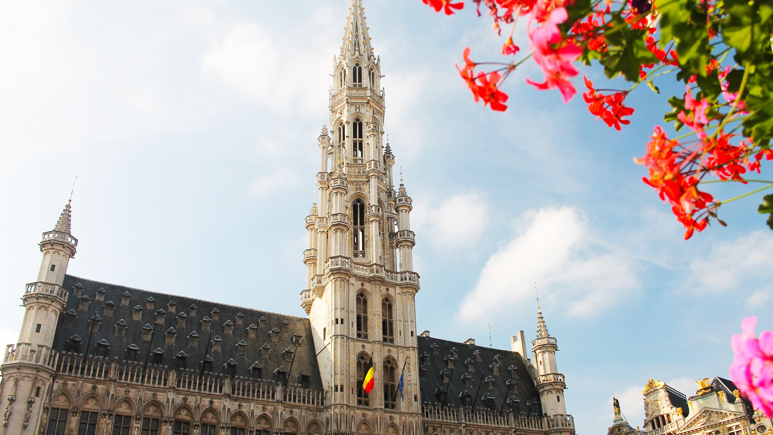 Historické náměstí Grote Markt v Bruselu s gotickou radnicí