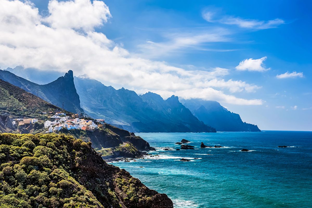 Pohled na malebnou vesnici Taganana obklopenou dramatickými skalami a vlnami Atlantického oceánu na severu Tenerife.