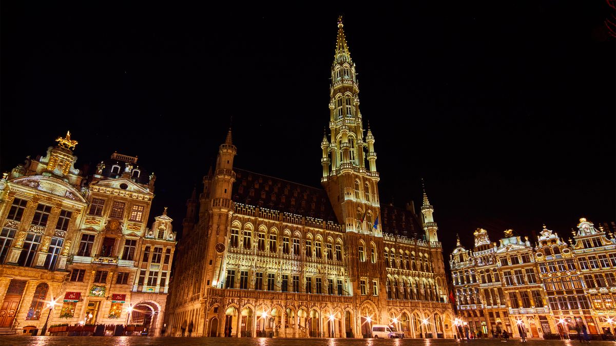 Historické náměstí Grote Markt v Bruselu s gotickými domy a radnicí
