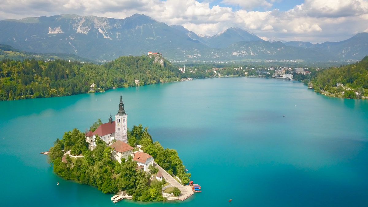 Jezero Bled patří k nejznámějším symbolům Slovinska.
