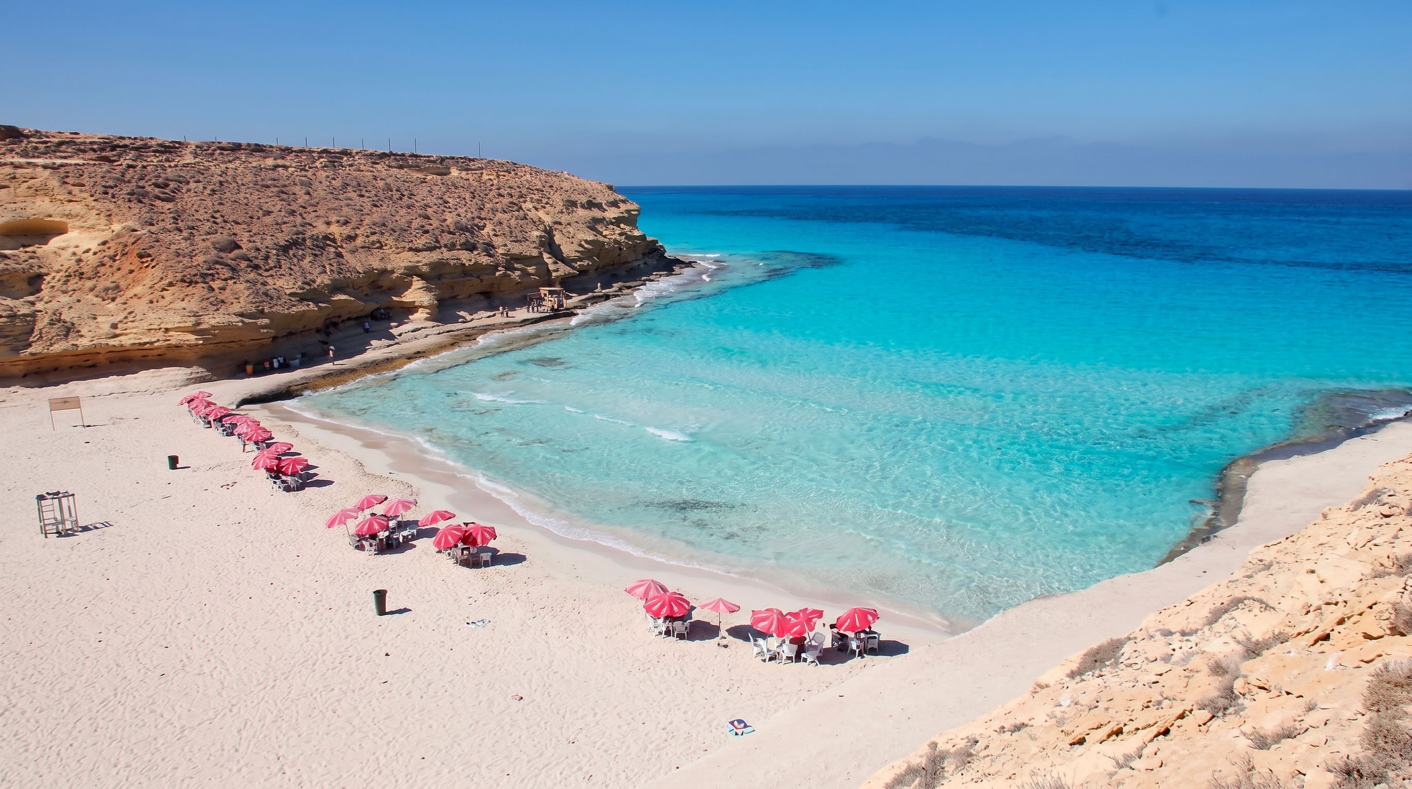 Skalnaté útesy a přírodní zátoka Agiba Beach v okolí Marsa Matrouh