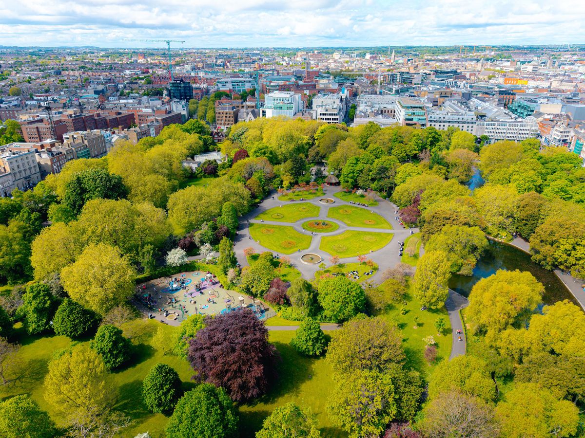 Letecký pohled na park St. Stephen's Green v&nbsp;Dublinu, obklopený zelenými stromy a&nbsp;městskou zástavbou.