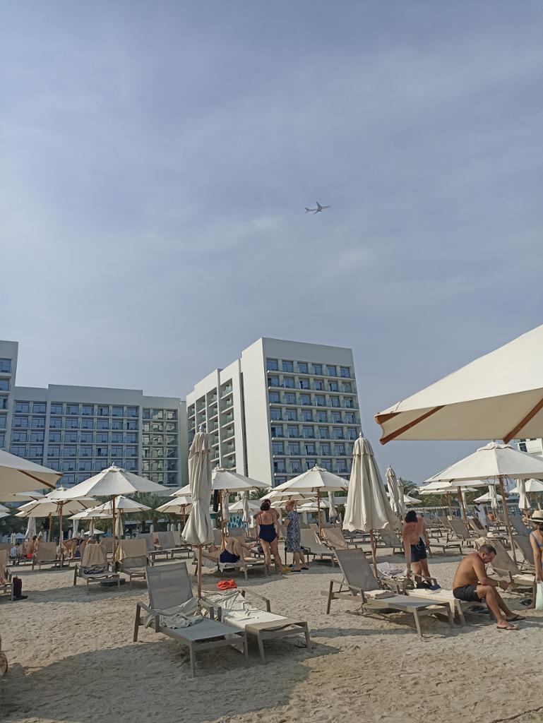 Hezký hotel na pláži včetně leteckého dne...pardon, týdne..určitě to měly uvést na svých stránkách cestovky..je to horší jako stavební ruch..