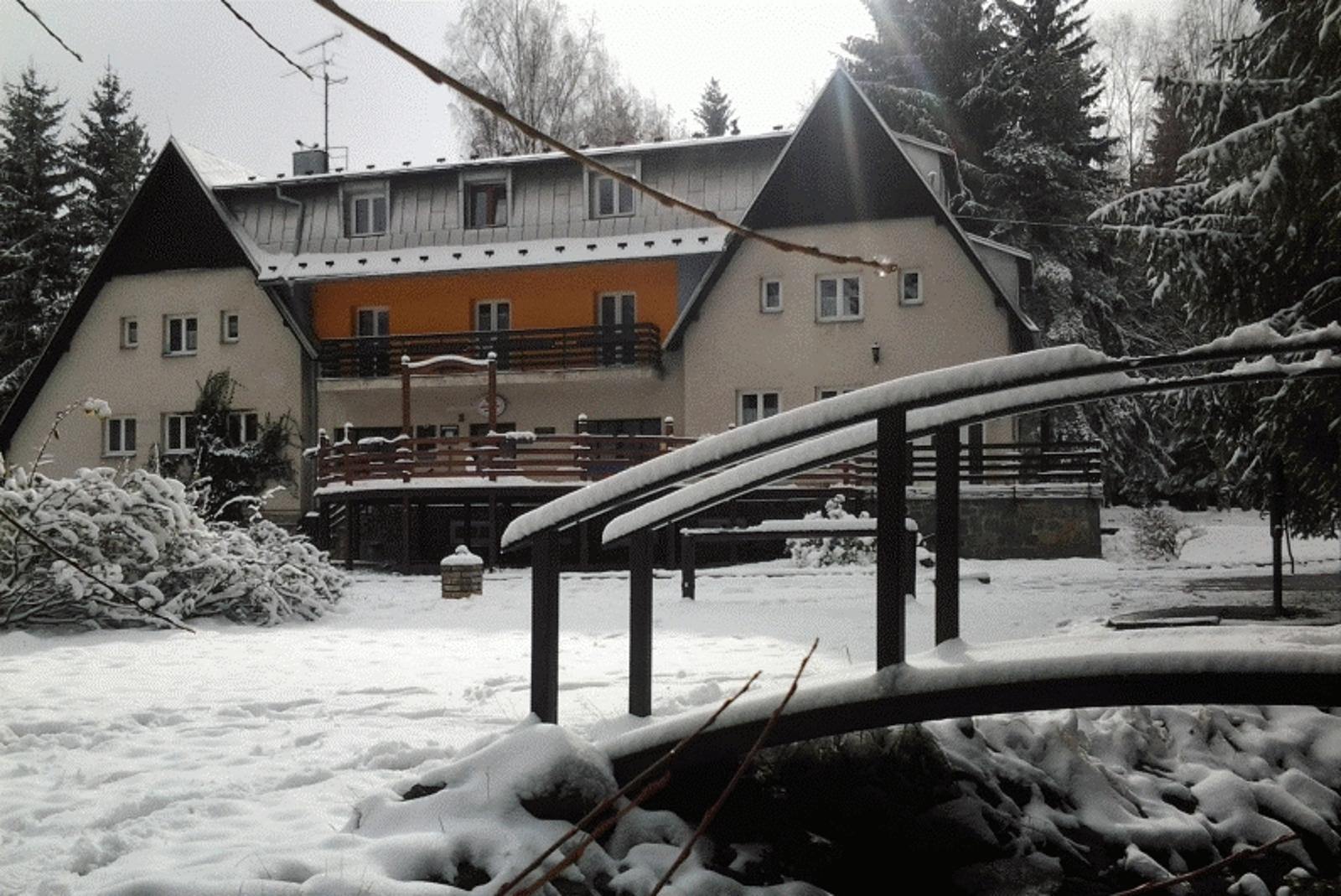 Hotel, výcviková základna a do budoucna snad prý i záchranářská.