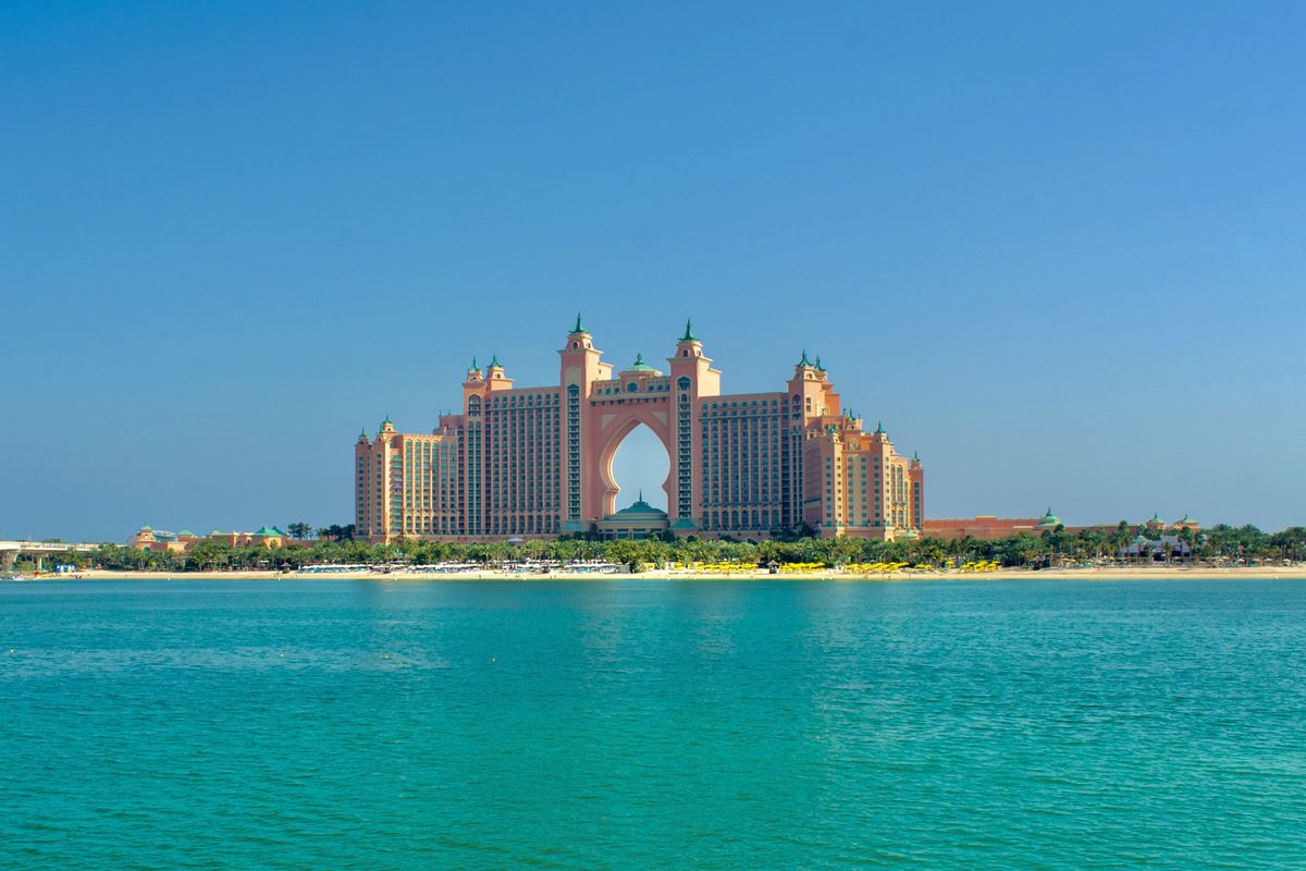 Luxusní hotel Atlantis The Palm se tyčí na umělém ostrově v Dubaji u Perského zálivu, obklopený modrou vodou a plážemi.