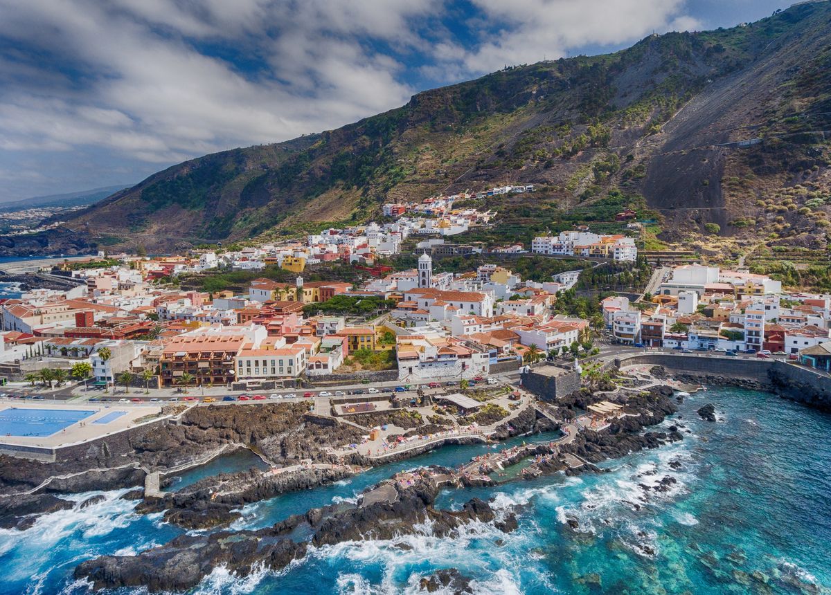 Pohled na malebné město Garachico na severním pobřeží Tenerife s přírodními bazény lemujícími skalnaté pobřeží Atlantského oceánu.