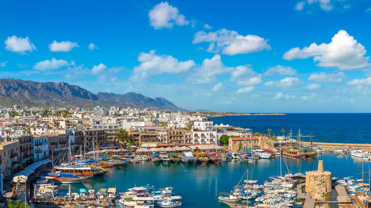 Přístav Kyrenia s historickou pevností a horami v pozadí