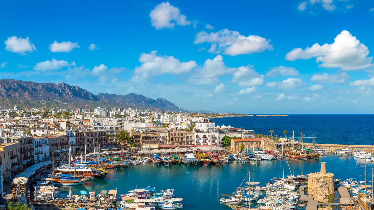 Přístav Kyrenia s historickou pevností a horami v pozadí
