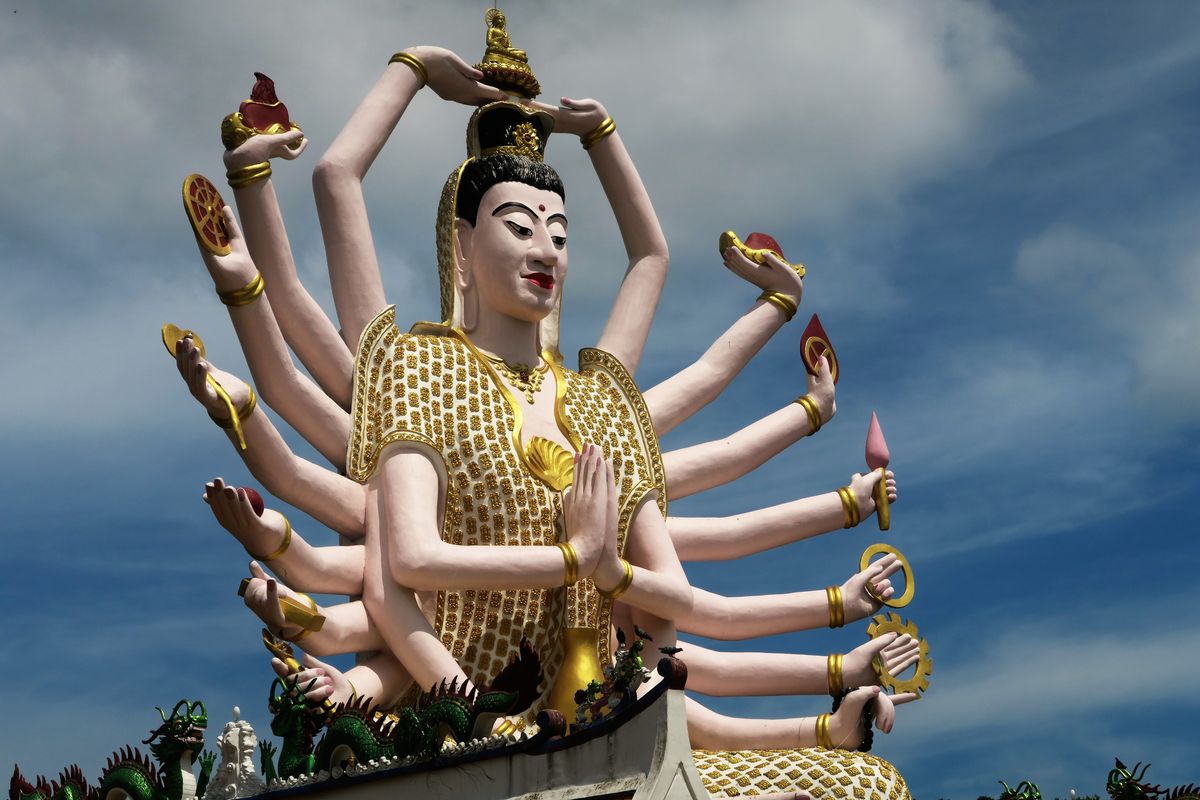 Socha bohyně Guanyin s více pažemi zdobí chrámovou oblast na ostrově Ko Samui v Thajsku.