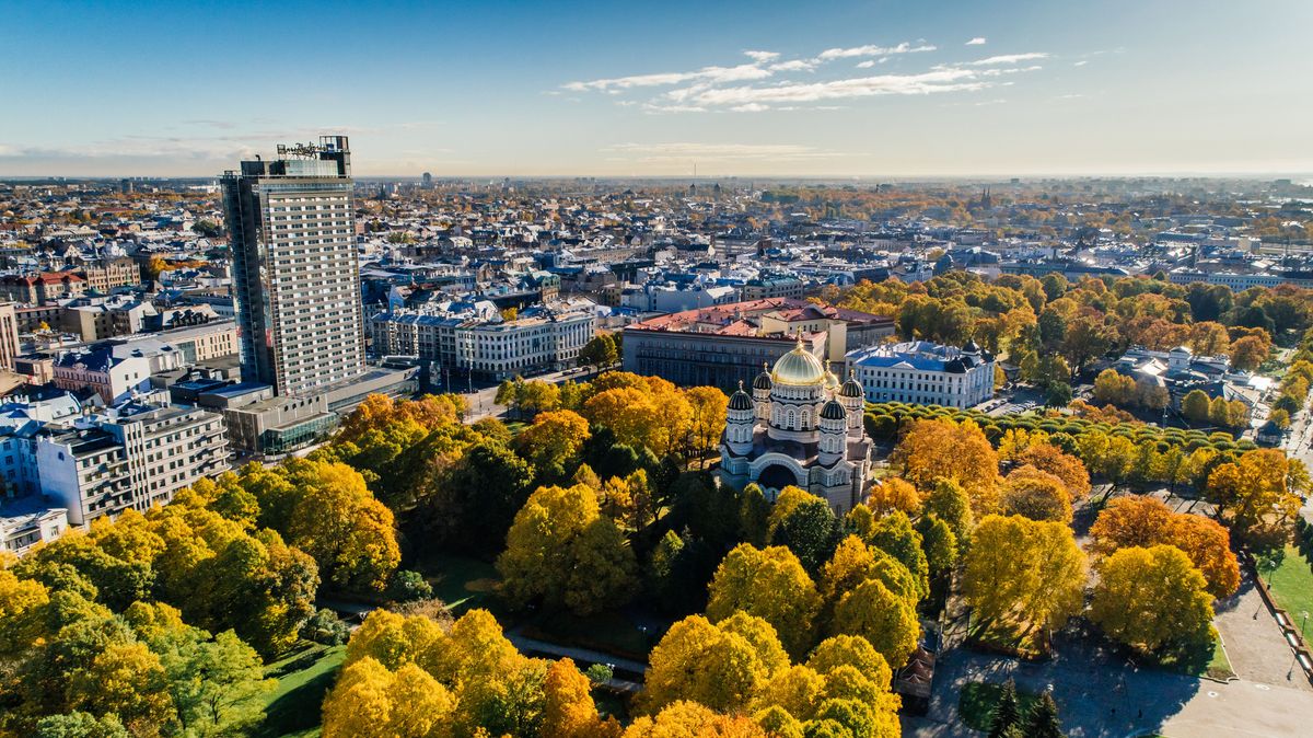 Letecký pohled na Rižskou katedrálu Kristova narození obklopenou podzimními stromy v&nbsp;centru Rigy.