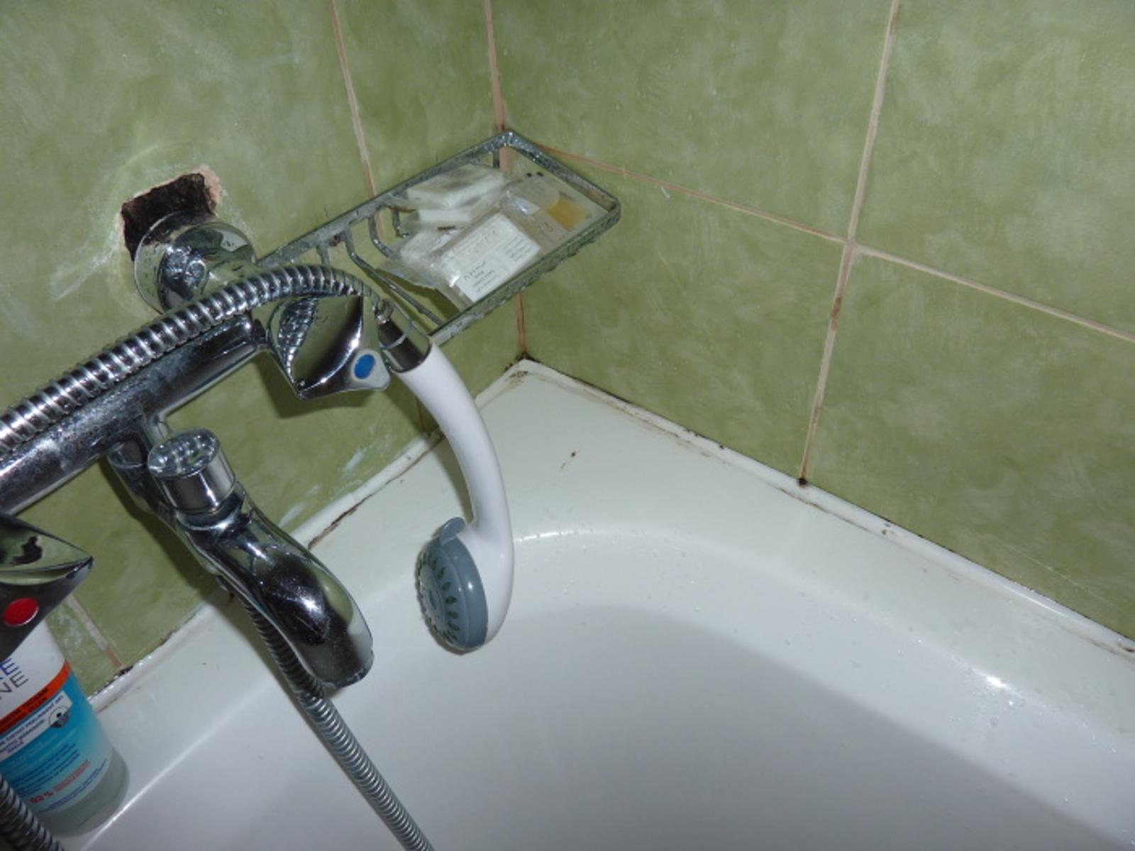 Plíseň, špinavé nádobí, bodrel v areálu, ... - hrůza