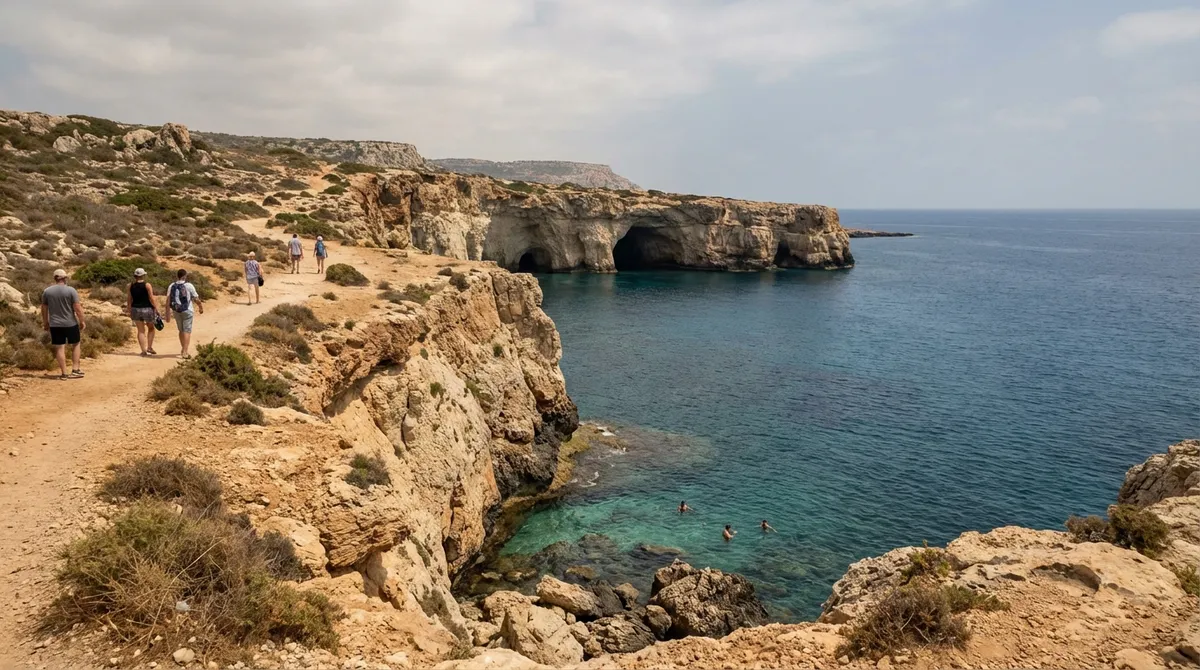 Útesy a pobřeží v oblasti Cape Greco