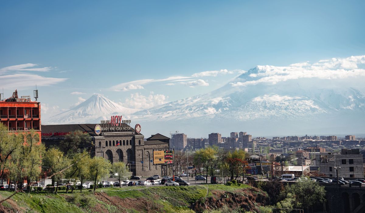 Výhled na továrnu Noy na brandy a vodku v Jerevanu s majestátní horou Ararat v pozadí.