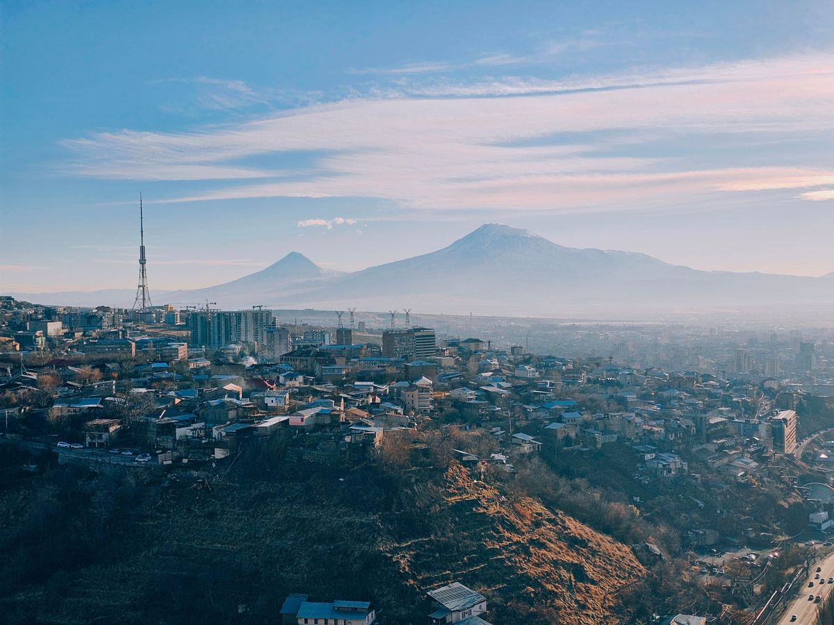Pohled na město Jerevan se zasněženou horou Ararat v pozadí.