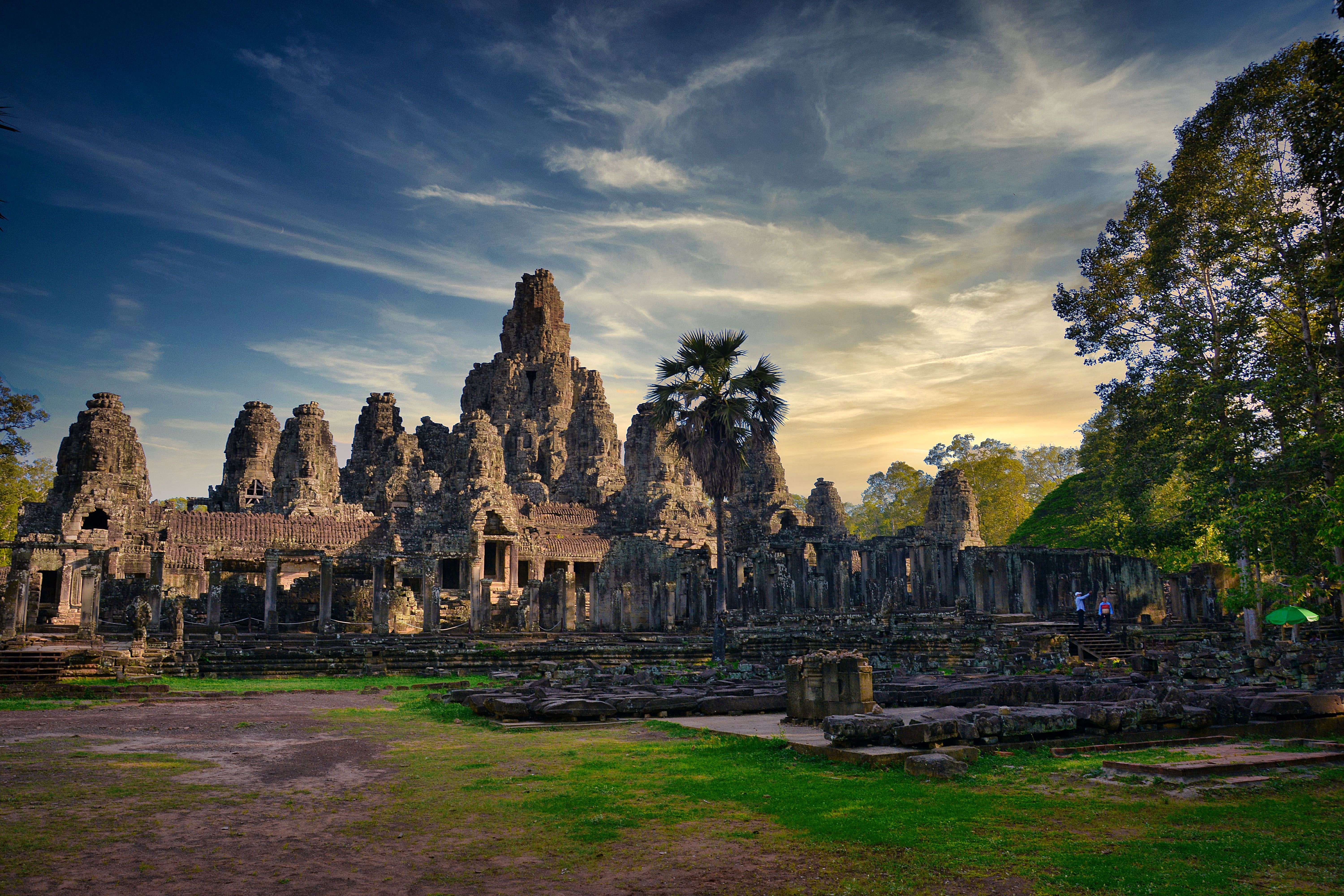Chrámový komplex Angkor Wat v&nbsp;Kambodži je ikonickou ukázkou khmerské architektury obklopený bujnou vegetací.