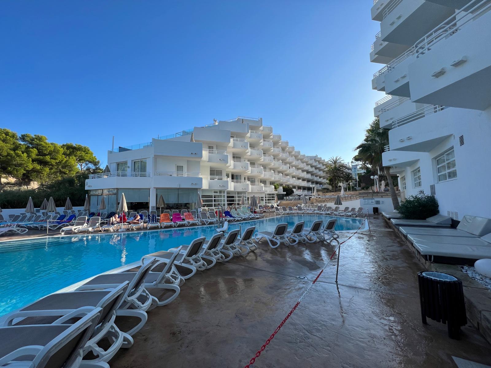 Hotel dobrý, na pláži se nedá být KATASTROFA