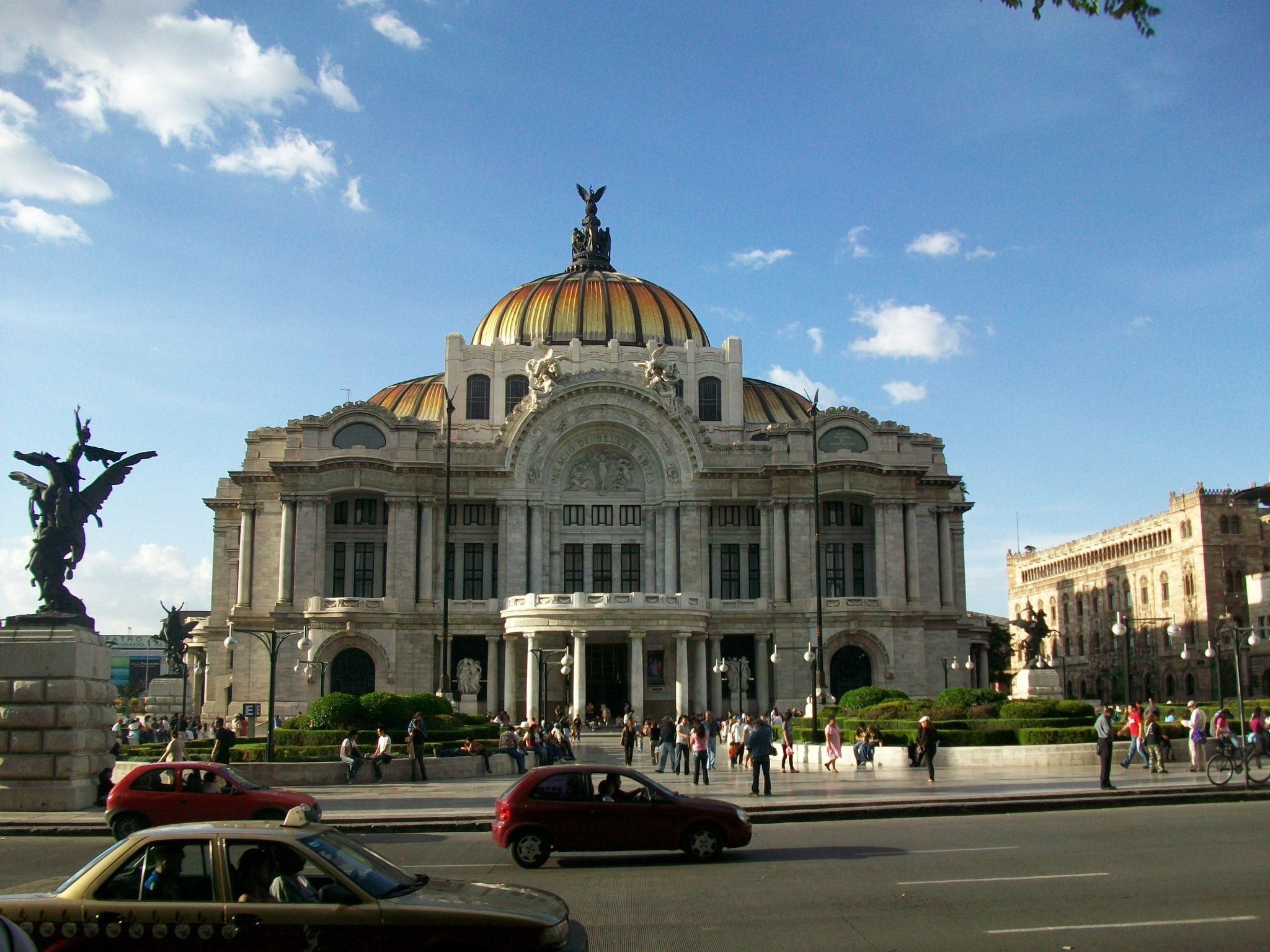 Palác výtvarných umění v&nbsp;Mexico City, významná kulturní a&nbsp;historická stavba s&nbsp;charakteristickou kupolí a&nbsp;bohatou architekturou.