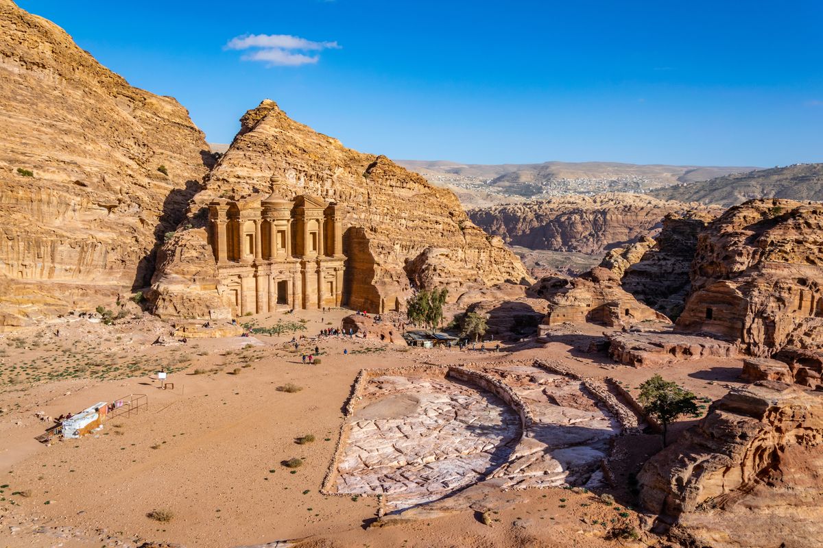 Historická památka Ad-Deir v&nbsp;Petře v&nbsp;Jordánsku, známá svojí monumentální architekturou vytesanou do pískovcové skály.