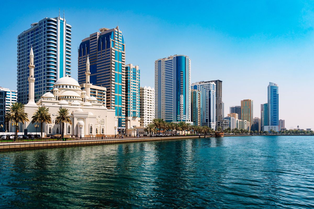 Panorama města Ajman se vyznačuje moderními mrakodrapy podél pobřeží Perského zálivu.