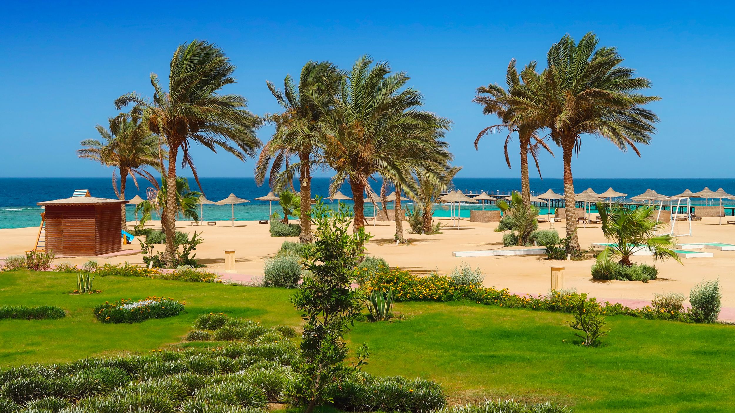 Písečná pláž s tyrkysovým mořem v Marsa Alam