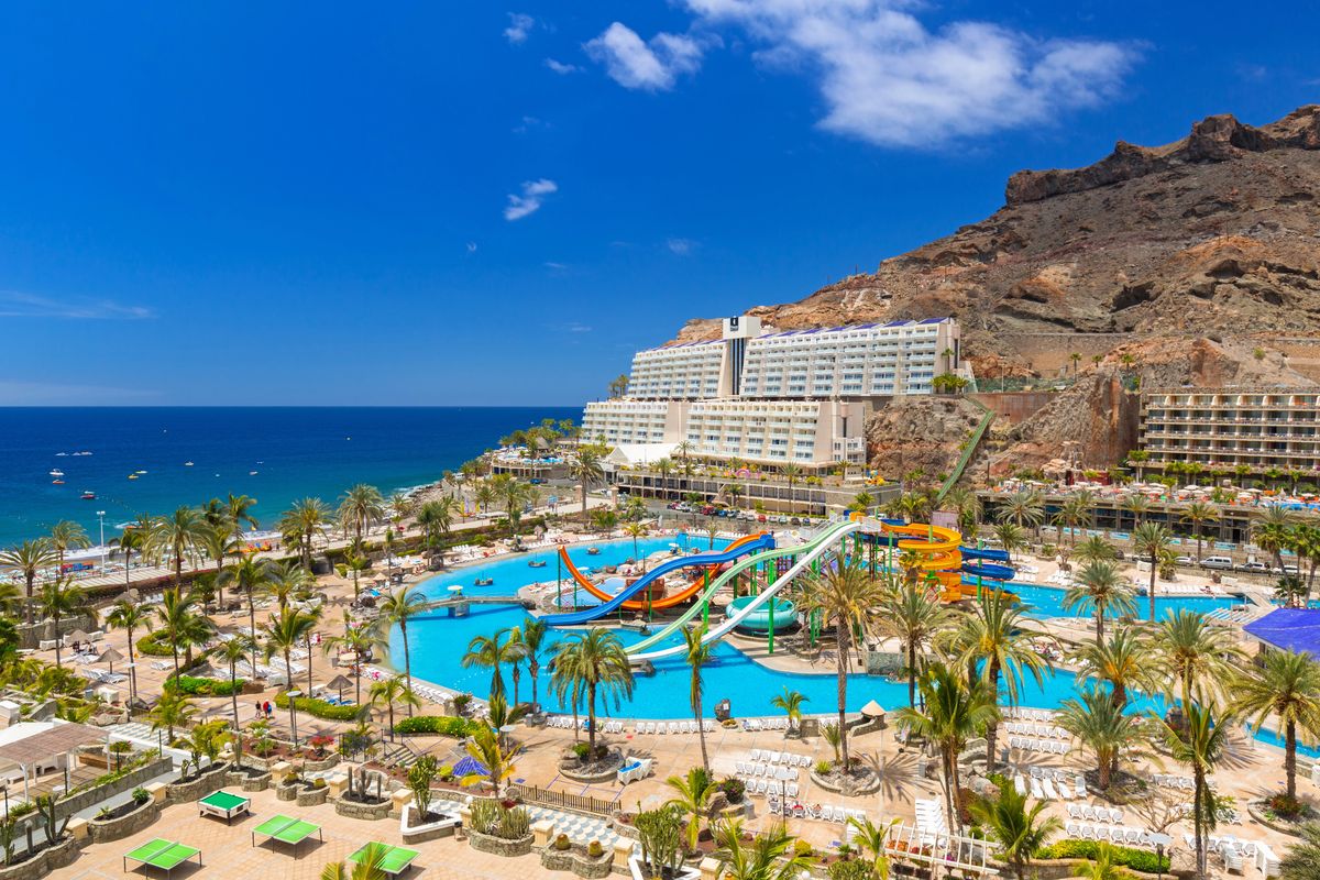 Moderní hotelový komplex s bazény a tobogány na ostrově Gran Canaria s výhledem na Atlantský oceán.