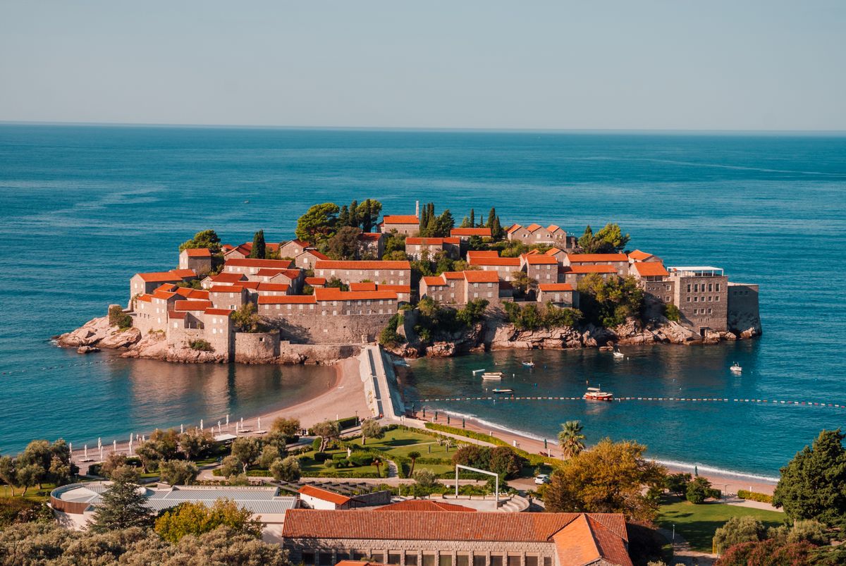 Krásný ostrov Sveti Stefan s tradičními středomořskými domy obklopený Jaderským mořem v Černé Hoře.