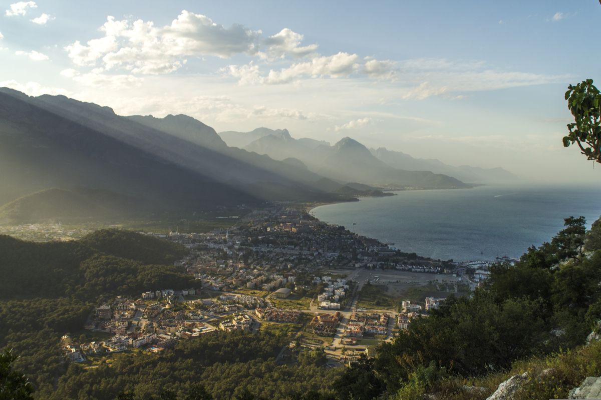 Panoramatický pohled na přímořské město Kemer na Turecké riviéře s horami v pozadí a pobřežím Středozemního moře.