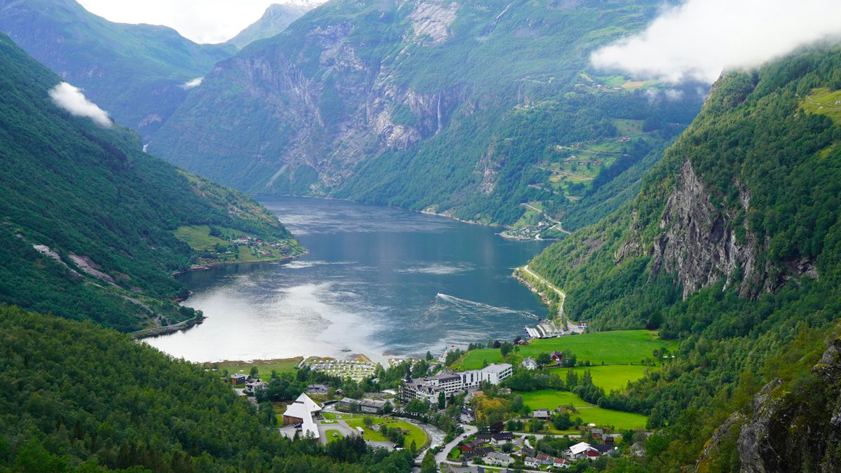 Geirangerfjord patří k nejznámějším přírodním scenériím v Norsku