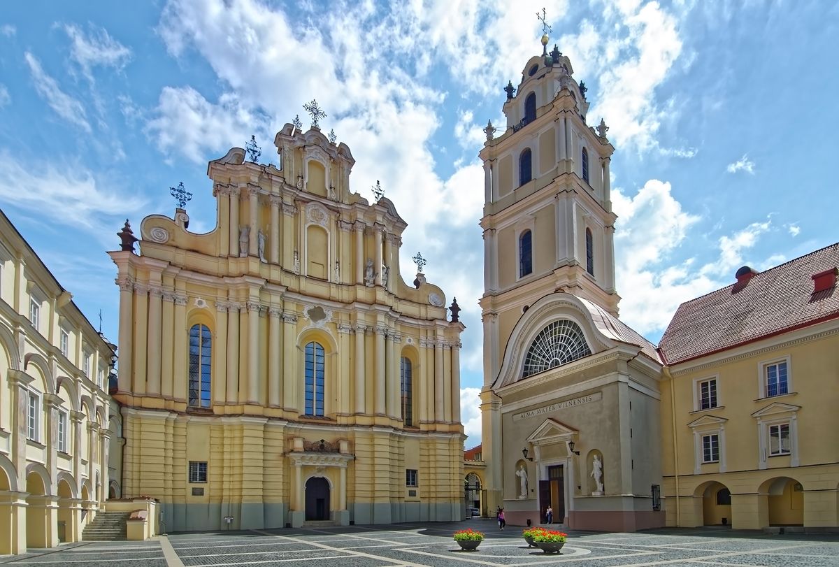 Barokní kostel svatého Jana a&nbsp;zvonice ve Vilniusu září pod modrou oblohou.