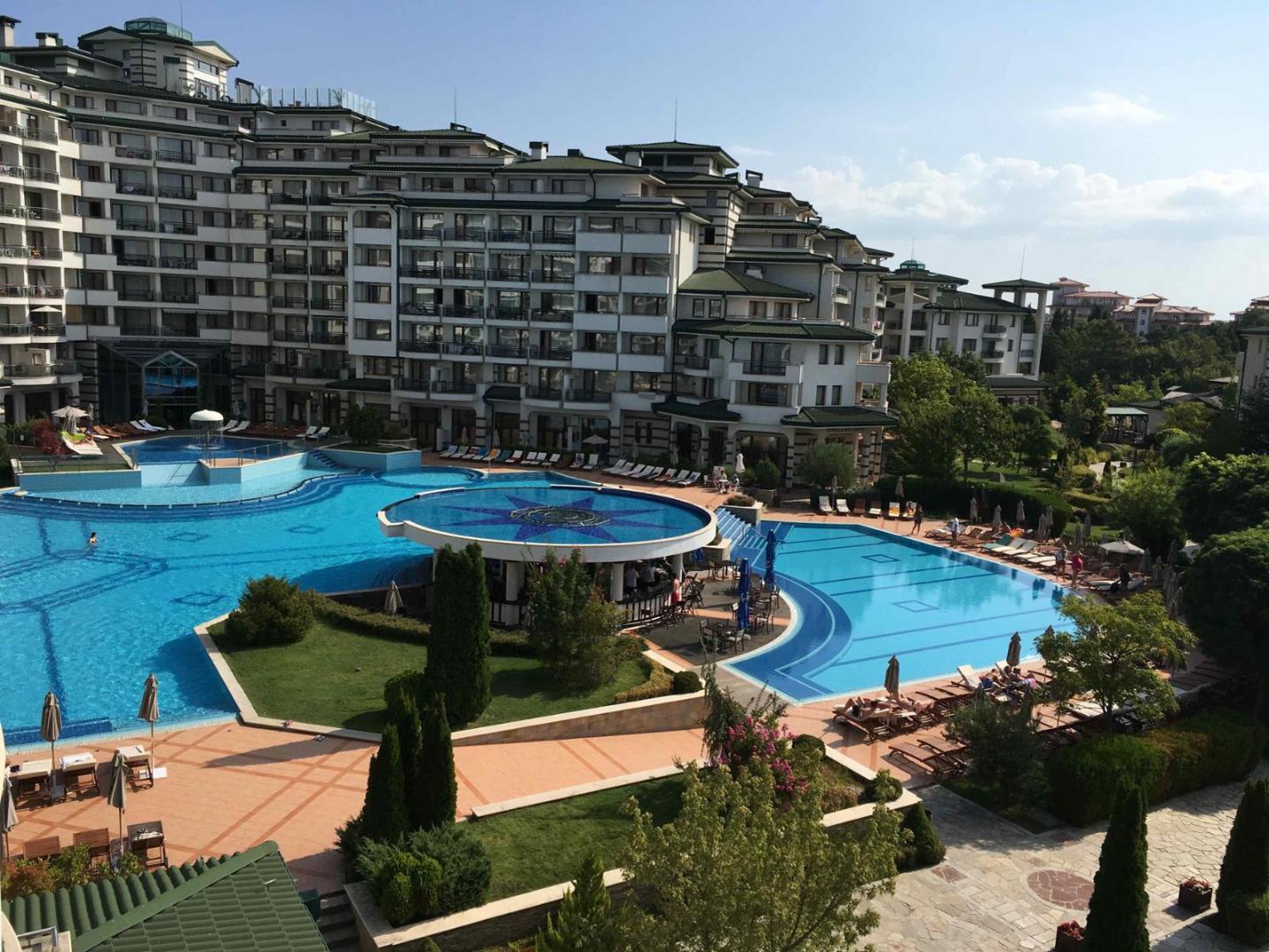 Tříhvěždičkový salámista v rouše pětihvězdičkového hotelu