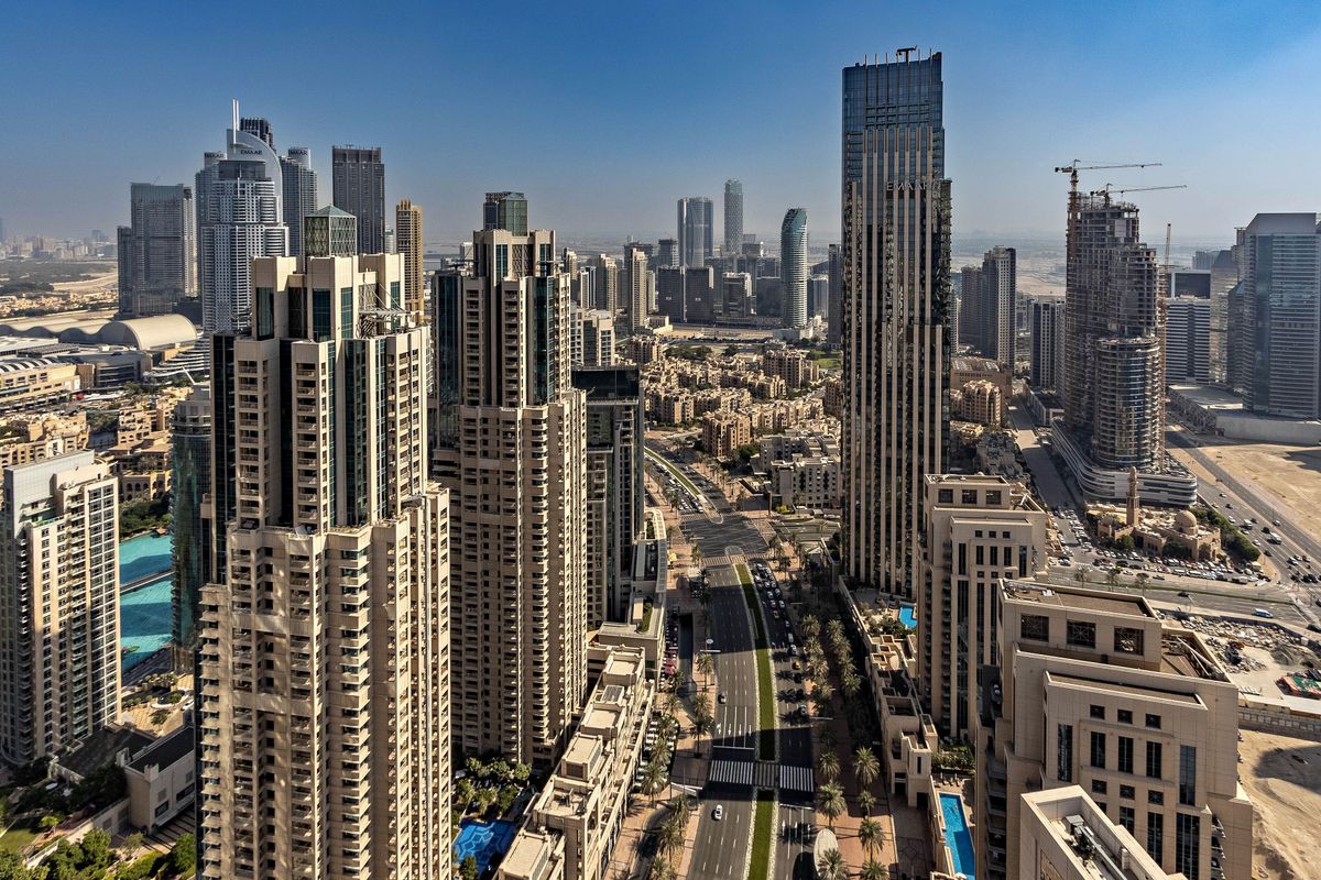 Panorama moderní městské krajiny Dubaje se soustředí na mrakodrapy a široké ulice v oblasti Spojených arabských emirátů.