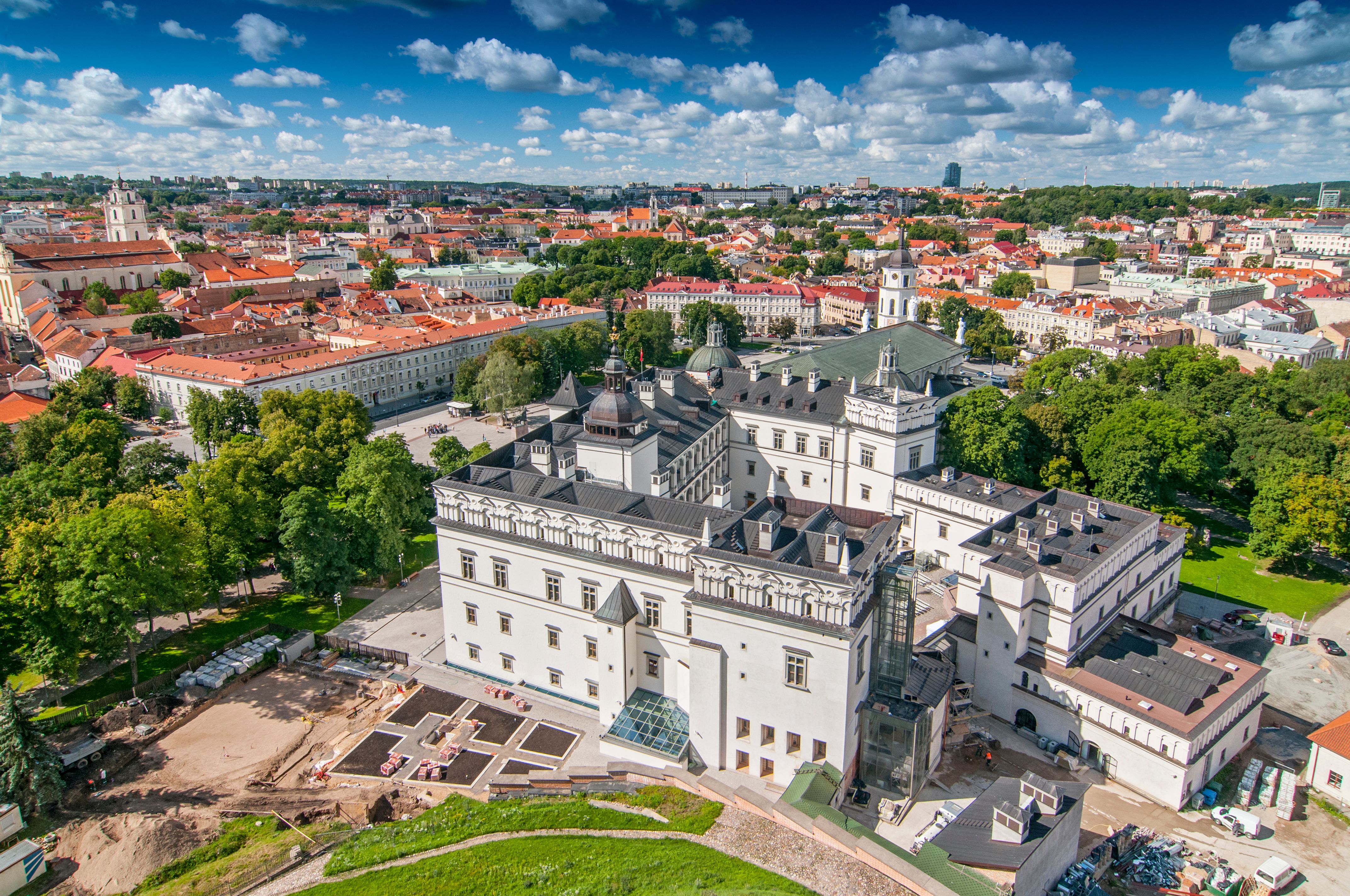 Letecký pohled na zámek velkovévody litevského ve Vilniusu obklopený historickými budovami a&nbsp;zelení města.
