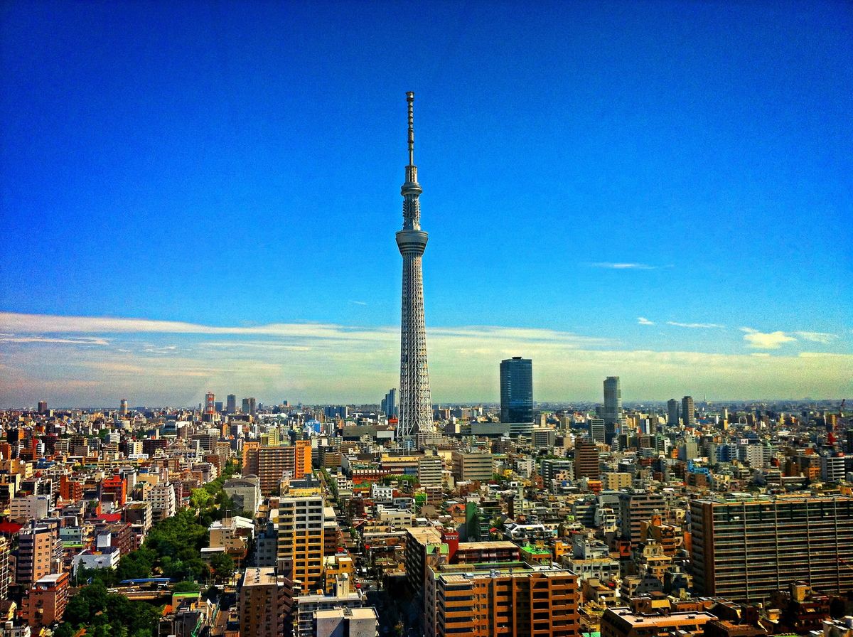 Tokyo Skytree, výrazná televizní věž, dominuje panoramatu Tokia za jasného dne.