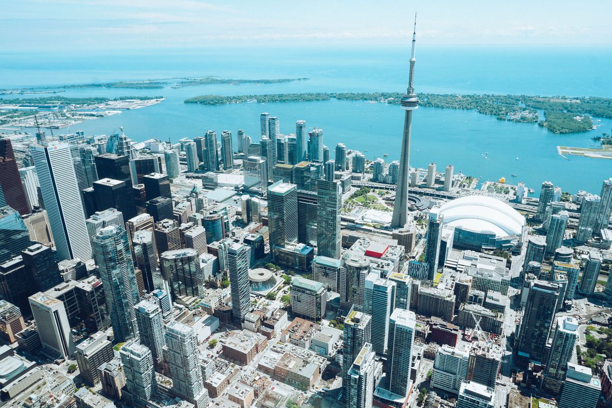Panoramatický pohled na město Toronto s&nbsp;dominantou CN Tower a&nbsp;Ontario jezerem v&nbsp;pozadí.
