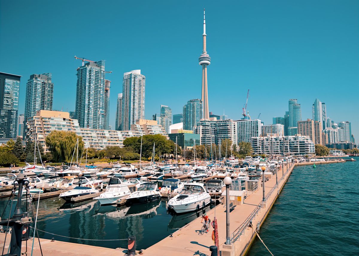 Přístavní panorama Toronta s&nbsp;CN Tower v&nbsp;pozadí a&nbsp;zakotvenými jachtami u&nbsp;jezera Ontario v&nbsp;Kanadě.