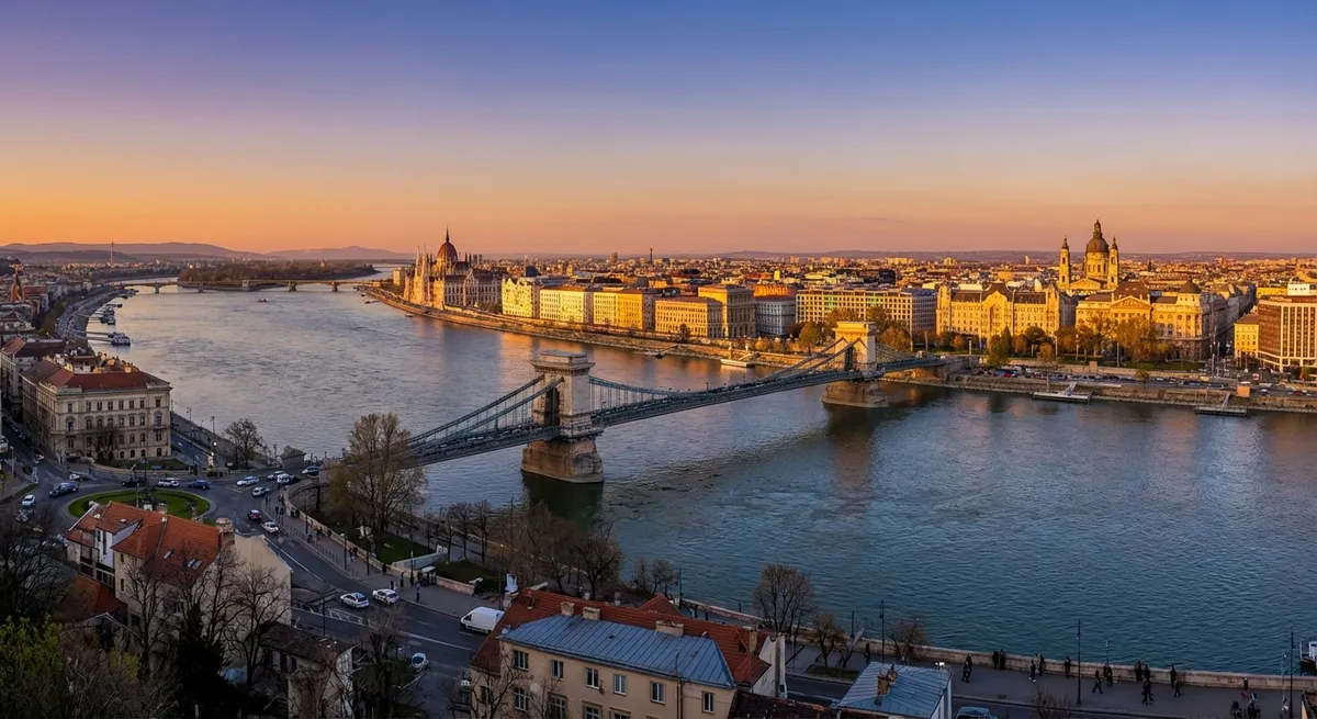 Parlament v Budapešti na břehu Dunaje