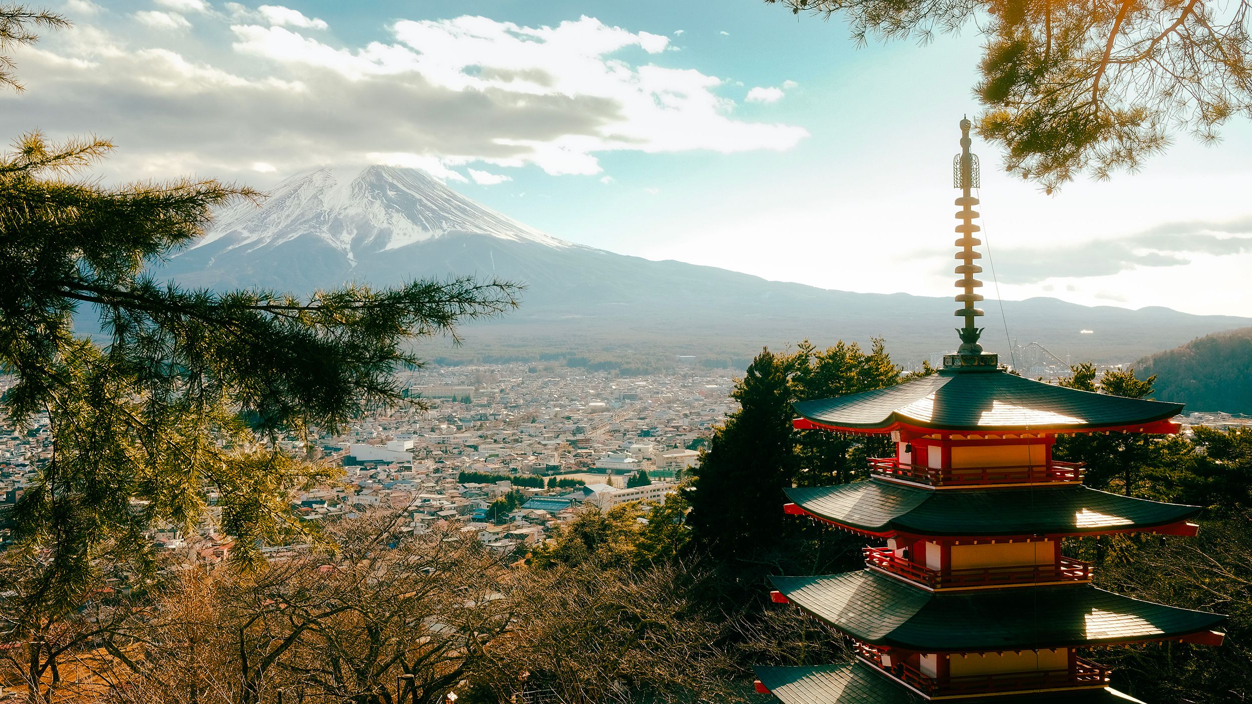 Chureito pagoda s horou Fudži v pozadí na KLidné scenérii okolí města Fudžijoshida.
