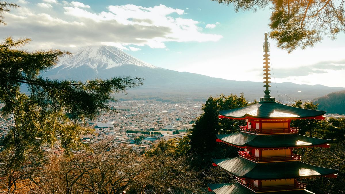 Chureito pagoda s&nbsp;horou Fudži v&nbsp;pozadí na klidné scenérii okolí města Fudžijoshida.