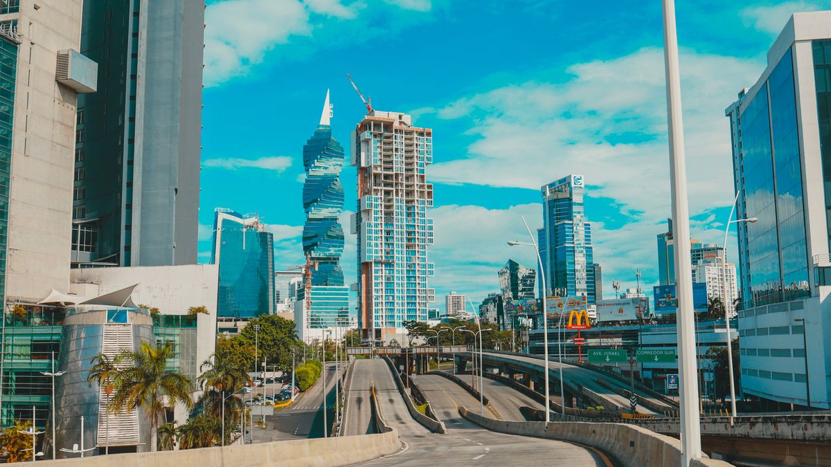 Pohled na moderní panoráma města Panama City s&nbsp;výškovými budovami, mezi nimiž vyniká mrakodrap s&nbsp;unikátním spirálovým designem.