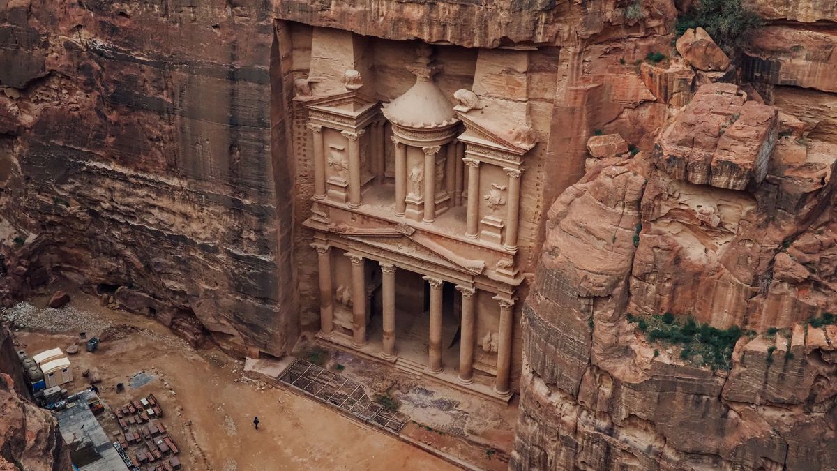 Pokladnice ve městě Petra vytesaná do pískovcové skály, jedna z&nbsp;nejikoničtějších památek Jordánska