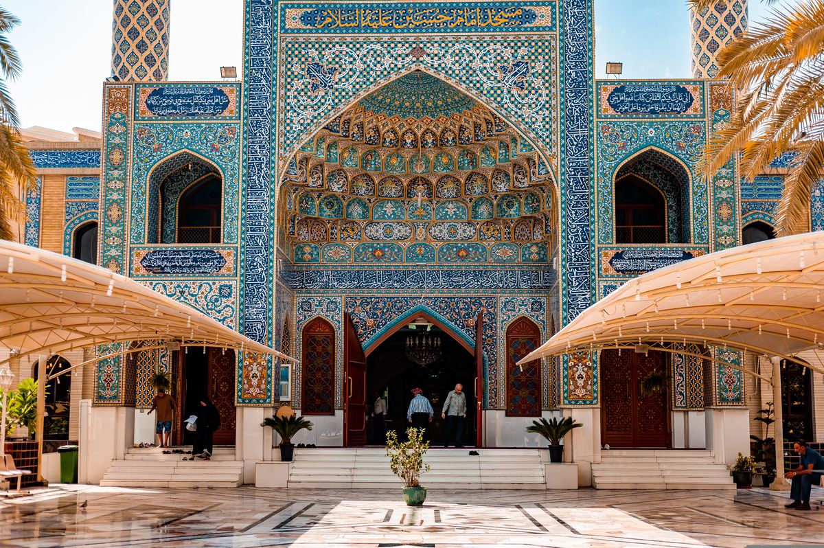 Bohatě zdobený vstup do mešity s ornamentální keramikou v Abu Dhabi, Spojené arabské emiráty.