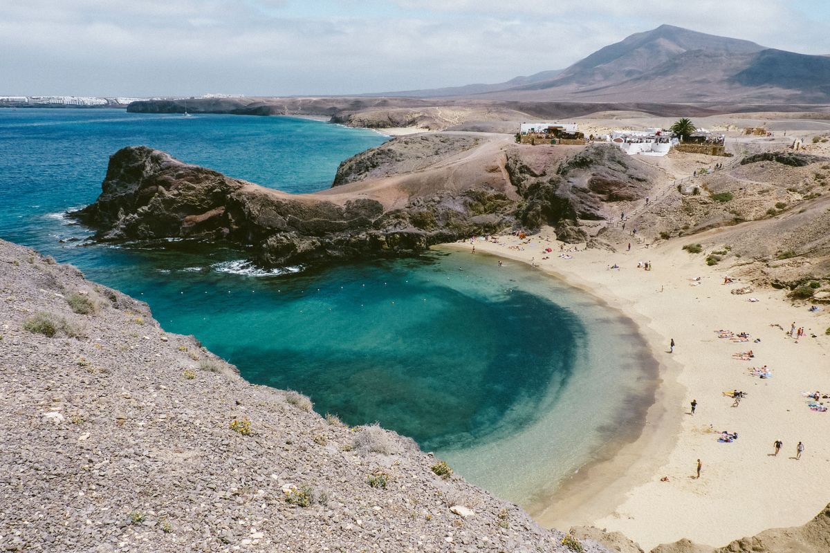 Pohled na krásnou zátoku Papagayo s tyrkysovou vodou a písečnou pláží na ostrově Lanzarote, Kanárské ostrovy.