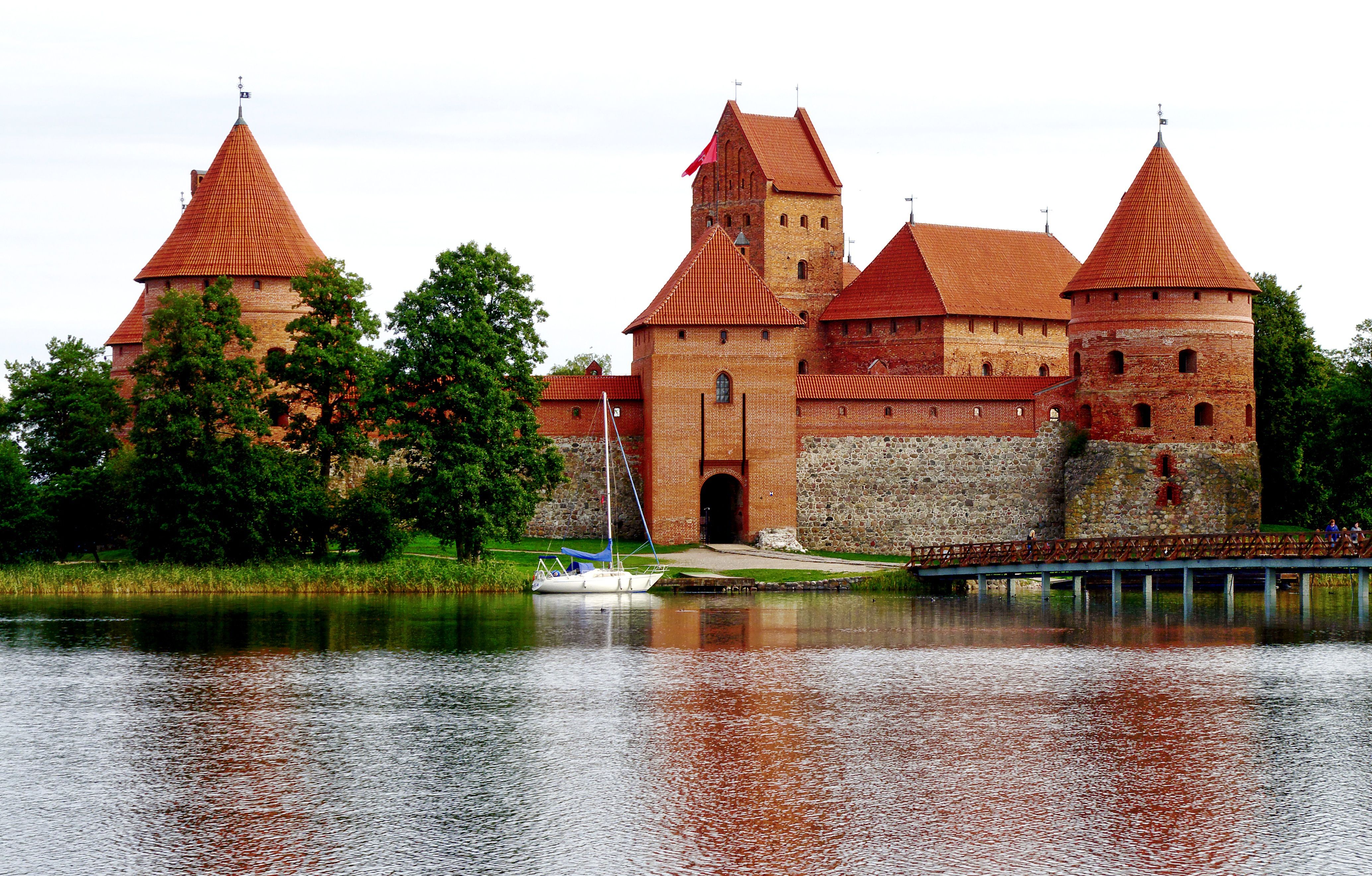 Hrad Trakai v&nbsp;Litvě se nachází na ostrově obklopeném vodní hladinou jezera Galvė.