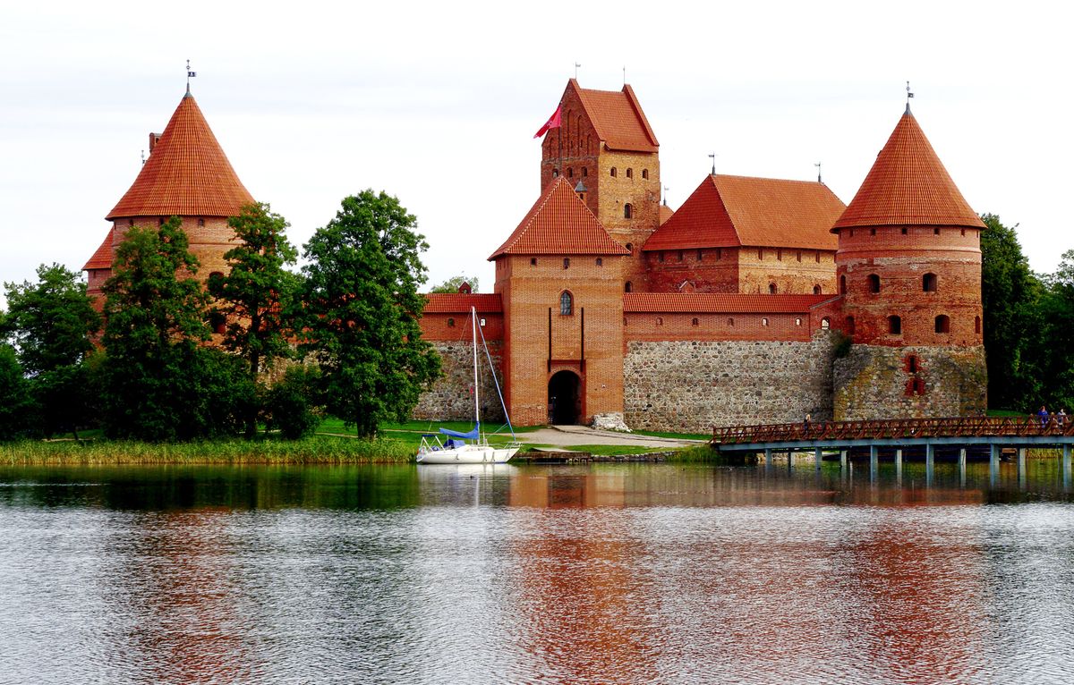 Hrad Trakai v&nbsp;Litvě se nachází na ostrově obklopeném vodní hladinou jezera Galvė.