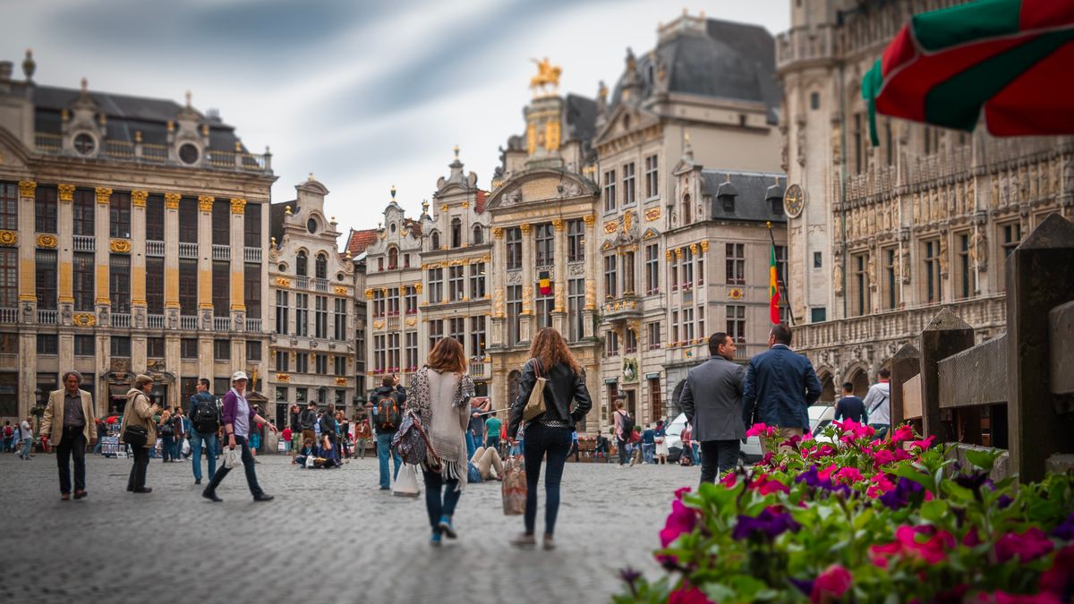 Nákupní ulice v centru Bruselu s obchody a butiky