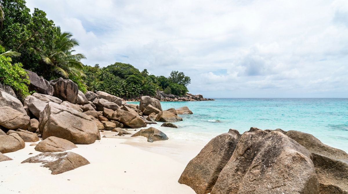 Žulové skaly a biela pláž s tyrkysovým morom na ostrove La Digue na Seychelách
