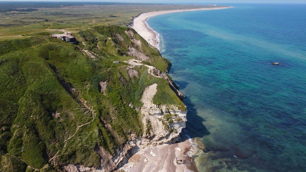 Bílé útesy a&amp;nbsp;otevřená pobřežní krajina patří k&amp;nbsp;nejhezčím přírodním místům Dánska.