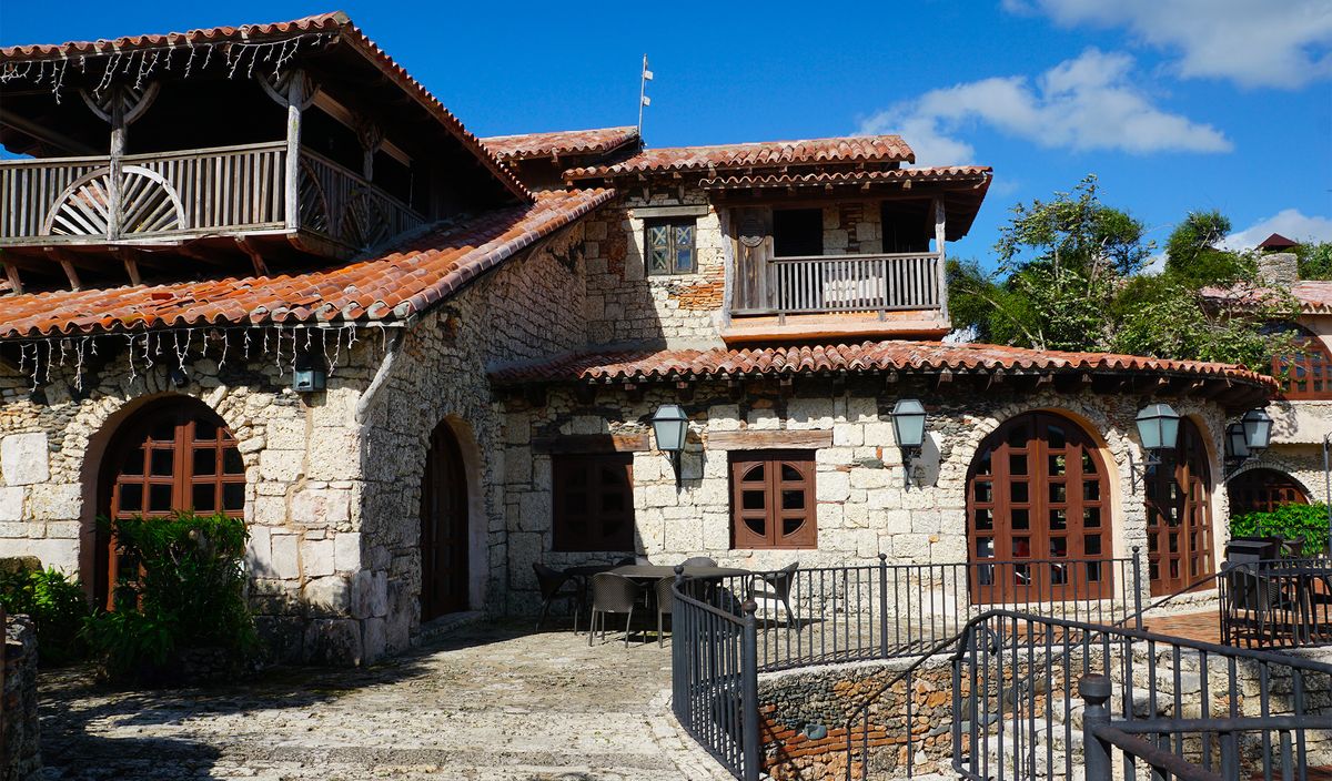 Kamenná vesnice Altos de Chavón nad řekou Chavón v La Romaně