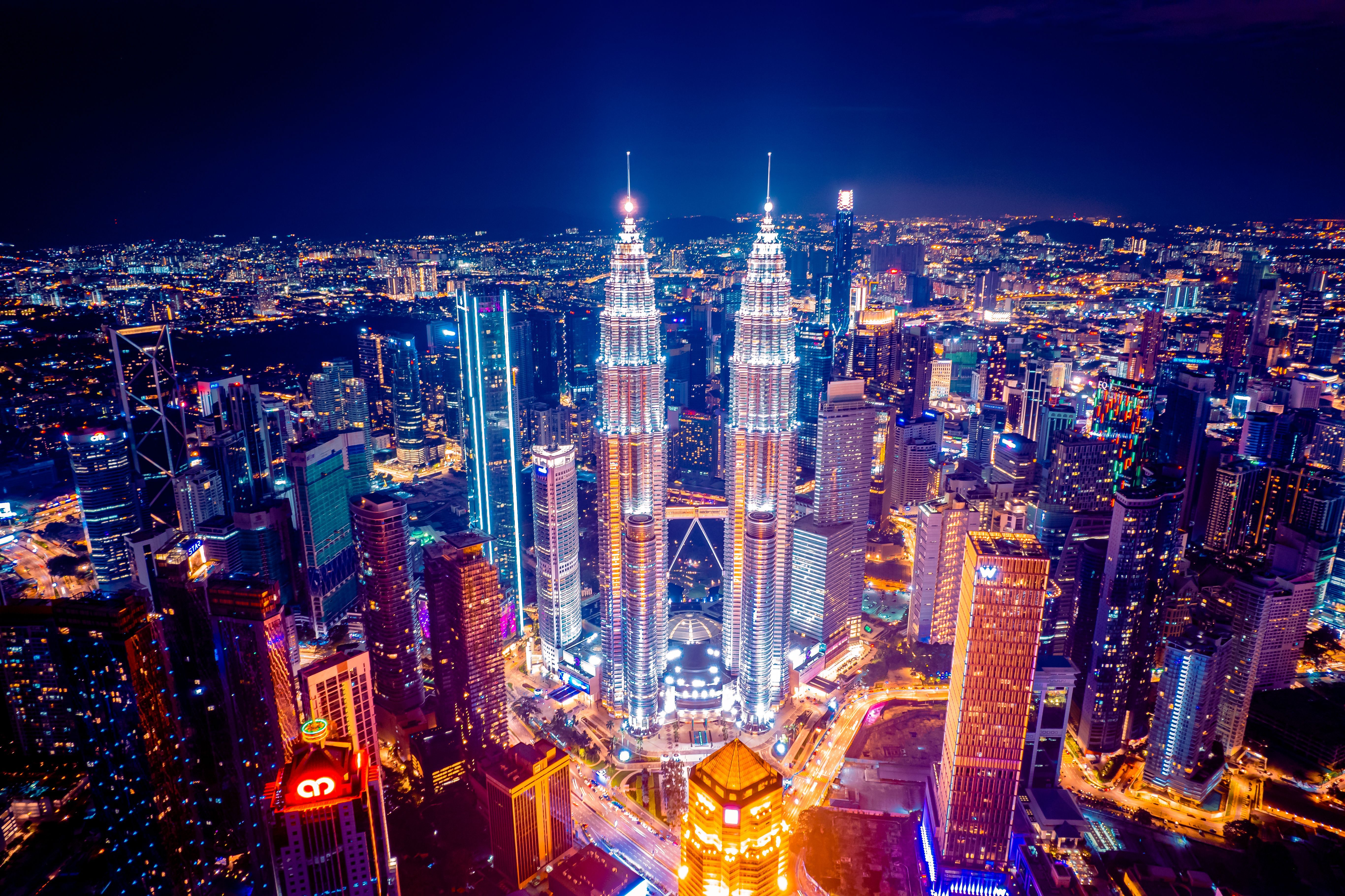 Panorama Kuala Lumpur s ikonickými Petronas Twin Towers a moderní architekturou mostu Saloma Bridge v popředí.